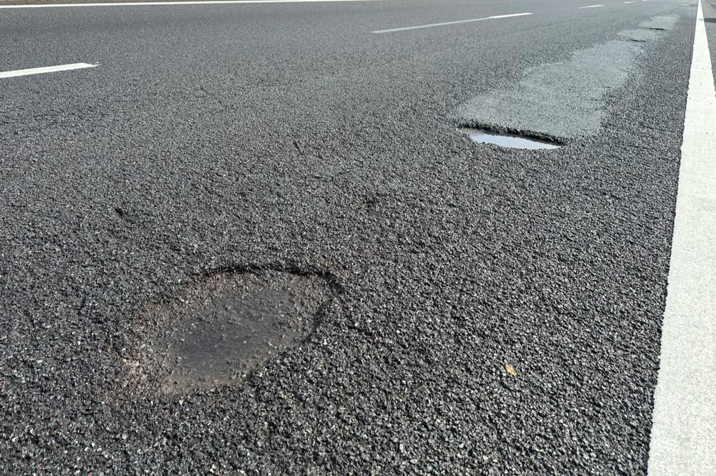 Mặt đường cao tốc xuống cấp, hư hỏng rất nguy hiểm cho các xe di chuyển trên 100km/h (Ảnh; Hoàng Bình). Mặt đường cao tốc xuống cấp, hư hỏng rất nguy hiểm cho các xe di chuyển trên 100km/h (Ảnh; Hoàng Bình).