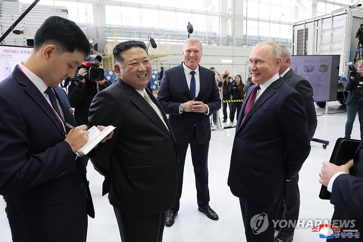 Hai ông Kim - Putin thăm trung tâm vũ trụ Vostochny. Ảnh: Yonhap
