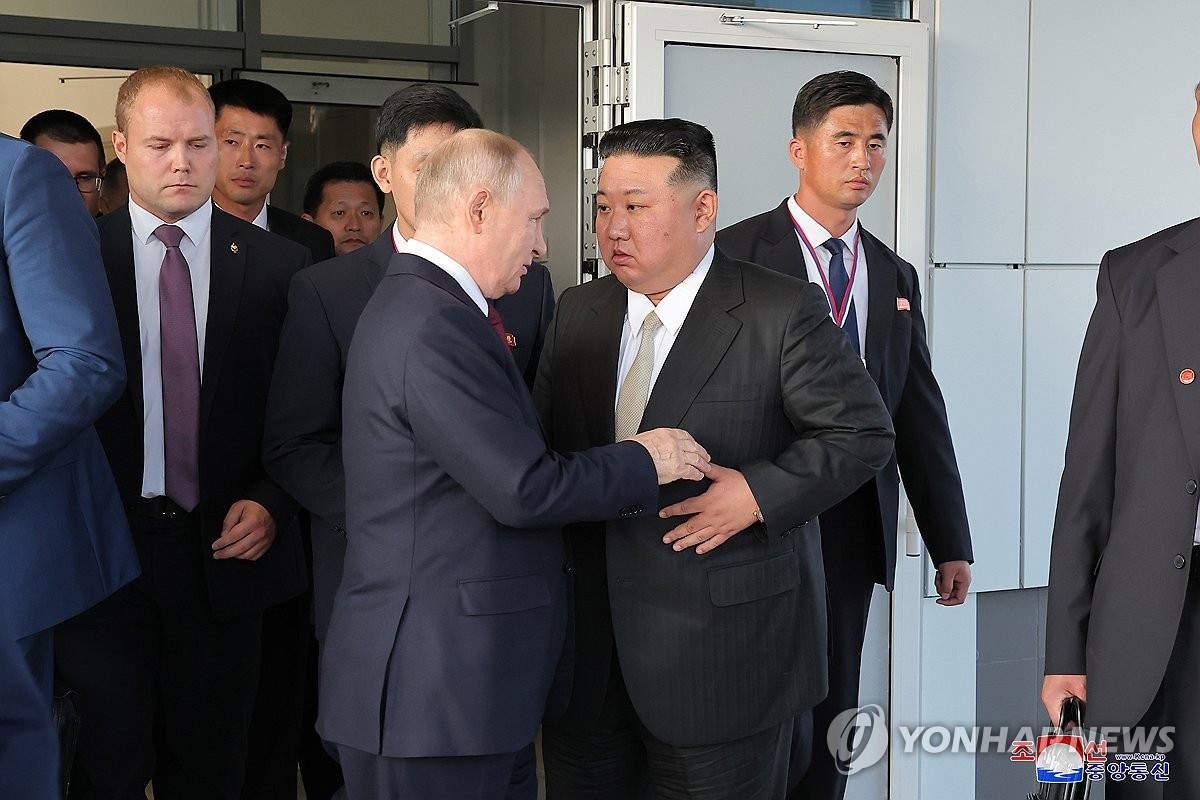 Ông Putin tiễn ông Kim Jong-un sau cuộc gặp tại Vostochny. Ảnh: Yonhap