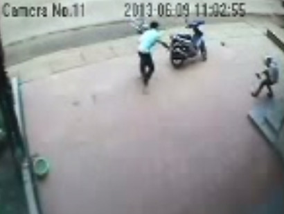 Đối tượng bị chủ tiệm vàng dùng ghế, gạch đá chống trả quyết liệt. Đối tượng bị chủ tiệm vàng dùng ghế, gạch đá chống trả quyết liệt