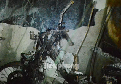 Cận cảnh hàng trăm xe máy bị cháy rụi ở chung cư Xa La ảnh 4