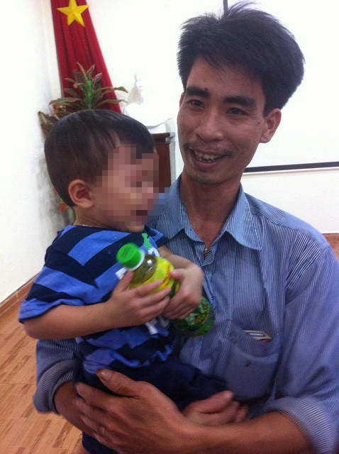 Bé 18 tháng tuổi nuốt đinh vít dài 4,5cm vào bụng ảnh 3