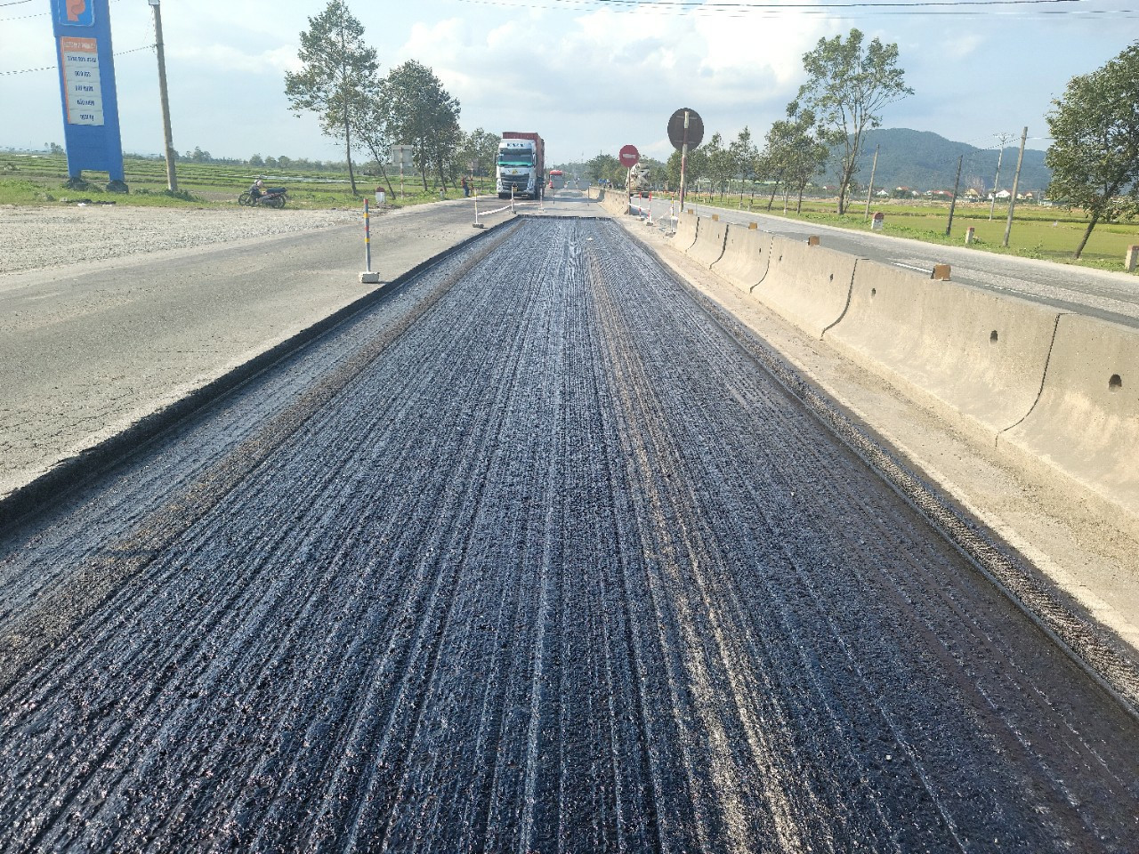 Công tác cào bóc, chuẩn bị thảm nhựa mới được thực hiện theo quy trình chặt chẽ Công tác cào bóc, chuẩn bị thảm nhựa mới được thực hiện theo quy trình chặt chẽ