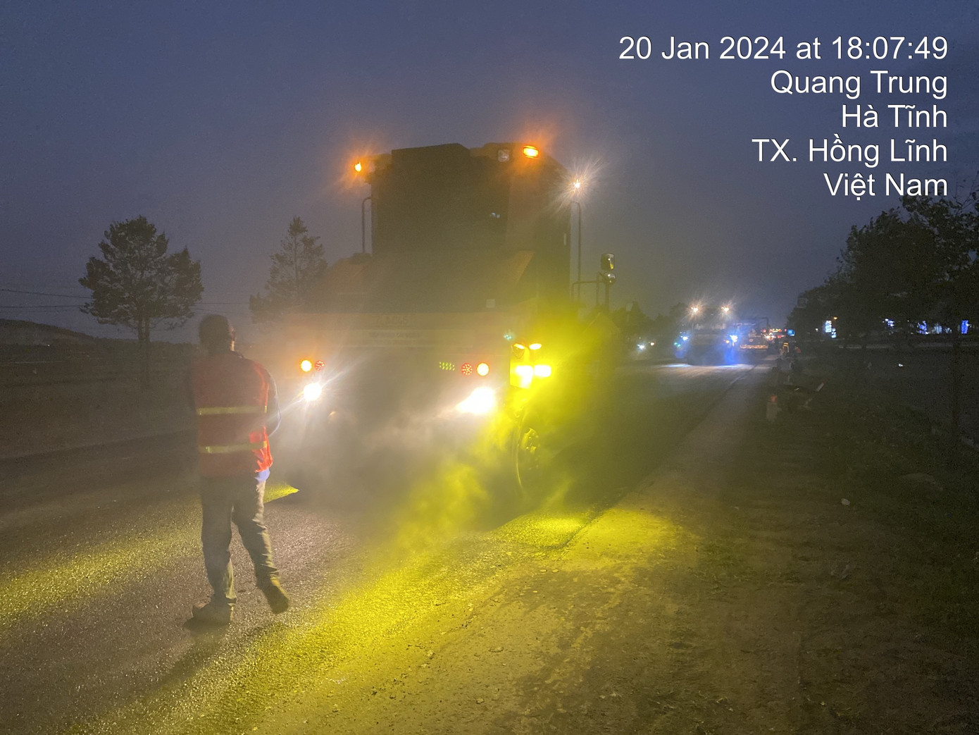 Công tác thảm bê tông nhựa trên tuyến QL1 được đơn vị quản lý, vận hành khai thác giám sát chặt chẽ, đảm bảo tiến độ, chất lượng. Công tác thảm bê tông nhựa trên tuyến QL1 được đơn vị quản lý, vận hành khai thác giám sát chặt chẽ, đảm bảo tiến độ, chất lượng.