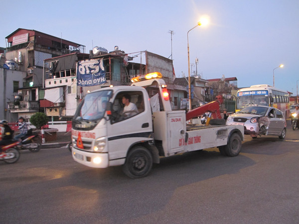 Chiếc xe phải mất nhiều giờ đồng hồ mới đưa ra được khỏi hiện trường