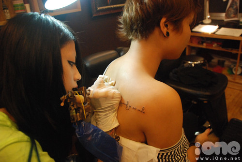 Trước khi chính thức xăm, người thợ phải lên maket với khách. Sau khi thống nhất được hình mới bắt tay vào vệ sinh phần da xăm, scan hình rồi in lên cơ thể và xăm. Ảnh: Trang Chóe. Trước khi chính thức xăm, người thợ phải lên maket với khách. Sau khi thống nhất được hình mới bắt tay vào vệ sinh phần da xăm, scan hình rồi in lên cơ thể và xăm. Ảnh: Trang Chóe