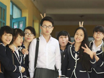 Thầy Minh "hot boy" luôn nhận được sự yêu quý từ các học sinh nữ. Thầy Minh