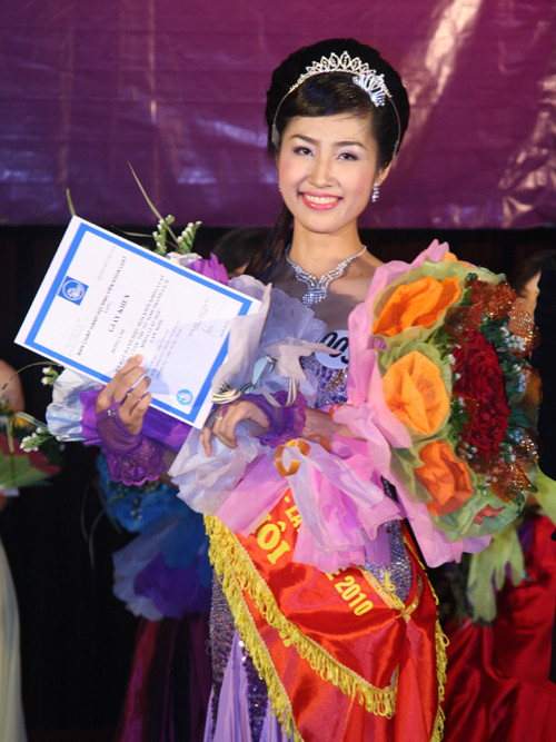 Nguyễn Hà Chi là Hoa khôi khao Luật (DDHQGHN) năm 2010