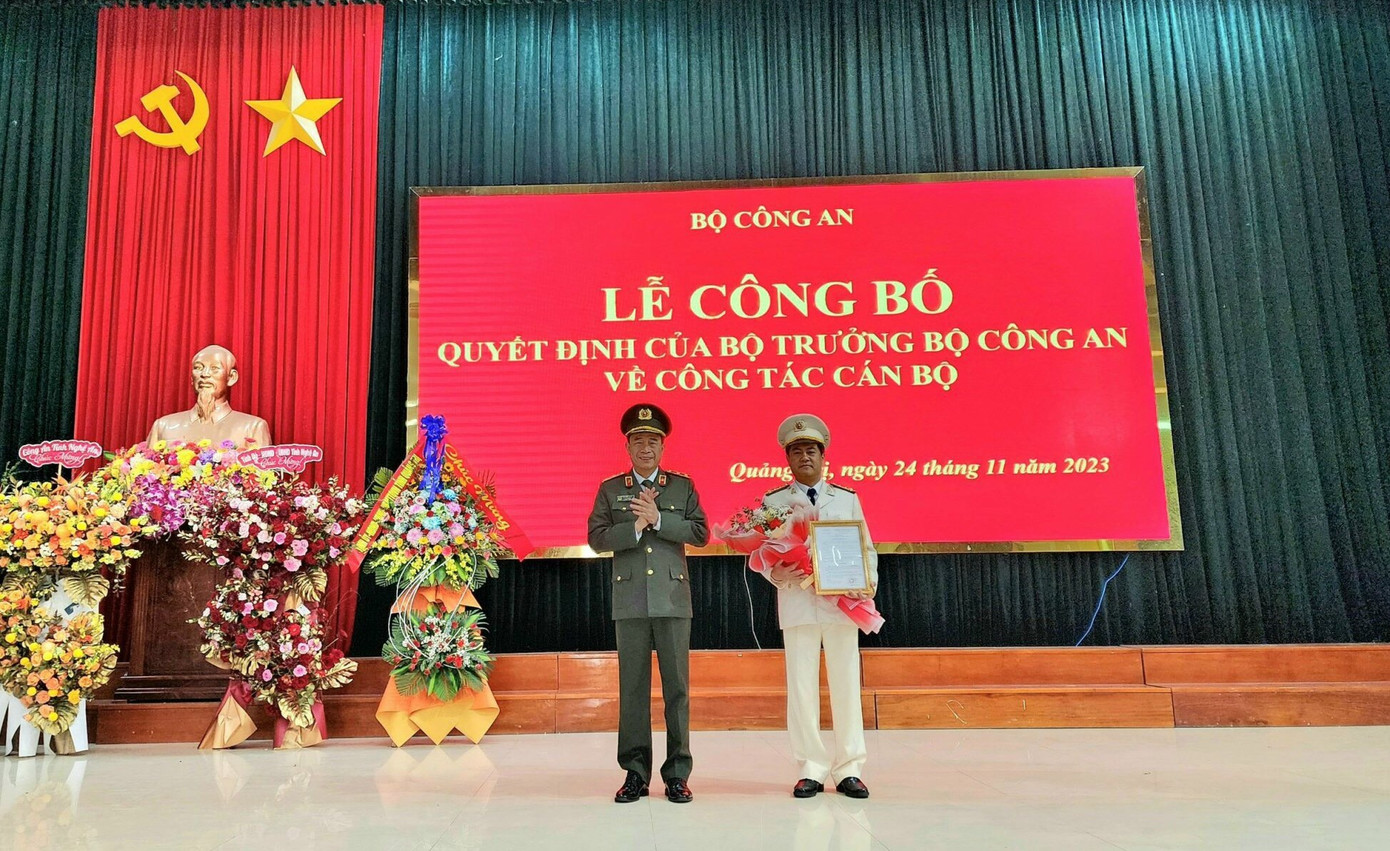 Thứ trưởng Bộ Công an, Trung tướng Lê Quốc Hùng trao quyết định bổ nhiệm Đại tá Nguyễn Đức Hải giữ chức vụ Giám đốc Công an tỉnh Quảng Trị.