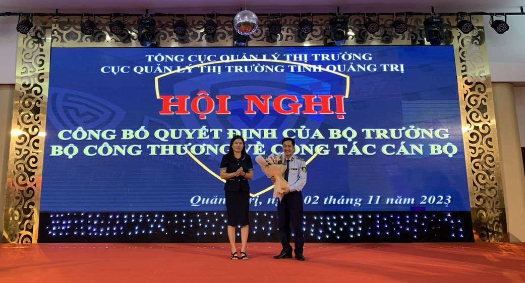 Ủy viên Ban Thường vụ Tỉnh ủy Quảng Trị, Trưởng Ban Nội chính Tỉnh ủy Ly Kiều Vân tặng hoa chúc mừng tân Cục trưởng Cục QLTT tỉnh Quảng Trị Võ Trung Kiên. Ủy viên Ban Thường vụ Tỉnh ủy Quảng Trị, Trưởng Ban Nội chính Tỉnh ủy Ly Kiều Vân tặng hoa chúc mừng tân Cục trưởng Cục QLTT tỉnh Quảng Trị Võ Trung Kiên.