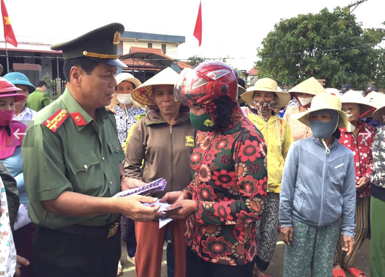 Đại tá Nguyễn Văn Thanh được Bộ trưởng Bộ Công an bổ nhiệm chức vụ Phó Cục trưởng Cục An ninh kinh tế. Trong ảnh: Đại tá Thanh tặng quà đồng bào bị ảnh hưởng lũ lụt nặng ở xã Hải Định, huyện Hải Lăng tỉnh Quảng Trị ngày 23/11/2023. Ảnh: CA