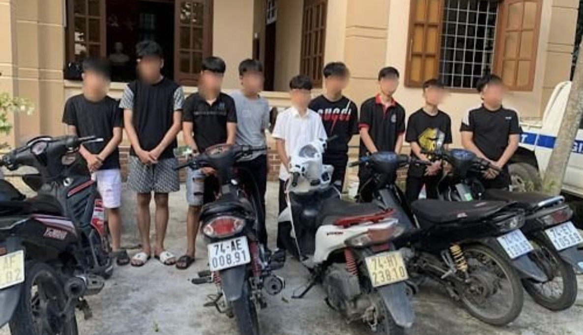 Nhóm thanh, thiếu niên tại cơ quan Công an thị xã Quảng Trị. Ảnh: CA