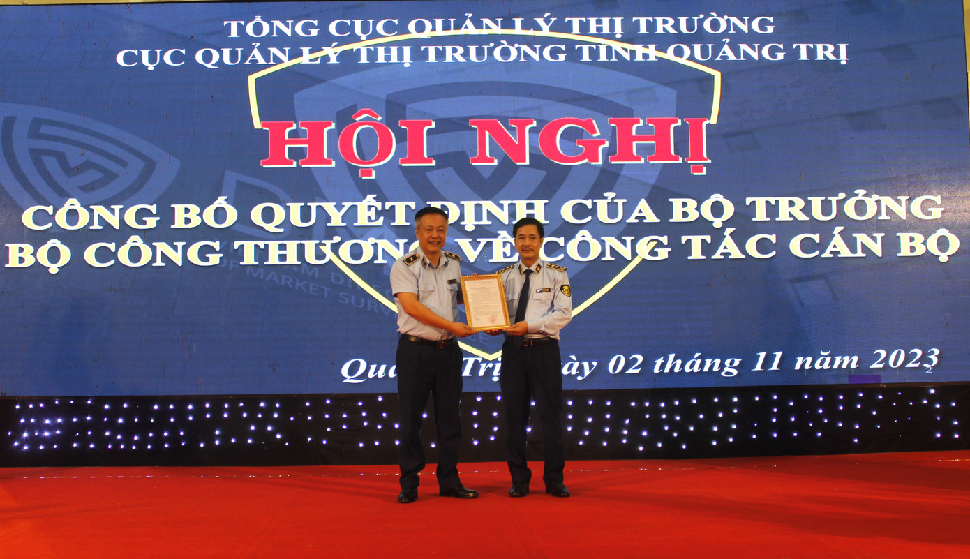 Phó Tổng Cục trưởng Tổng cục QLTT Hoàng Ánh Dương trao quyết định điều động, bổ nhiệm tân Cục trưởng Cục QLTT tỉnh Quảng Trị Võ Trung Kiên. Phó Tổng Cục trưởng Tổng cục QLTT Hoàng Ánh Dương trao quyết định điều động, bổ nhiệm tân Cục trưởng Cục QLTT tỉnh Quảng Trị Võ Trung Kiên.