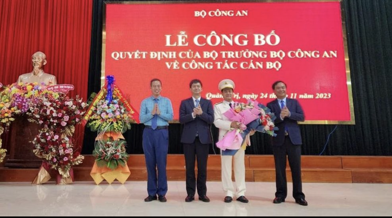 Lãnh đạo tỉnh Quảng Trị tặng hoa chúc mừng tân Giám đốc Công an tỉnh Quảng Trị Nguyễn Đức Hải.