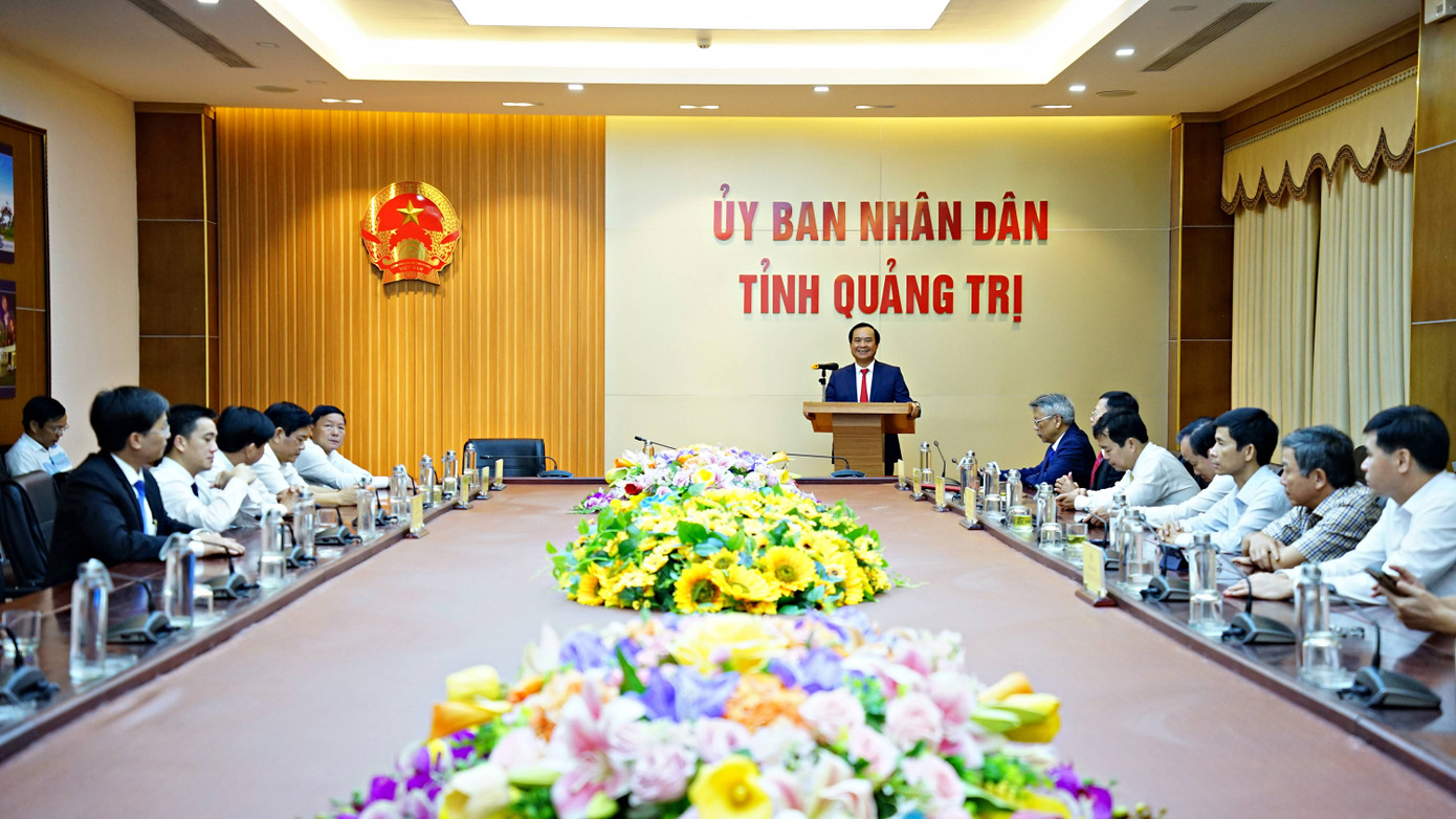 Chủ tịch UBND tỉnh Quảng Trị Võ Văn Hưng phát biểu giao nhiệm vụ hai tân giám đốc Sở Tài nguyên-Môi trường và Sở Công Thương. Chủ tịch UBND tỉnh Quảng Trị Võ Văn Hưng phát biểu giao nhiệm vụ hai tân giám đốc Sở Tài nguyên-Môi trường và Sở Công Thương.