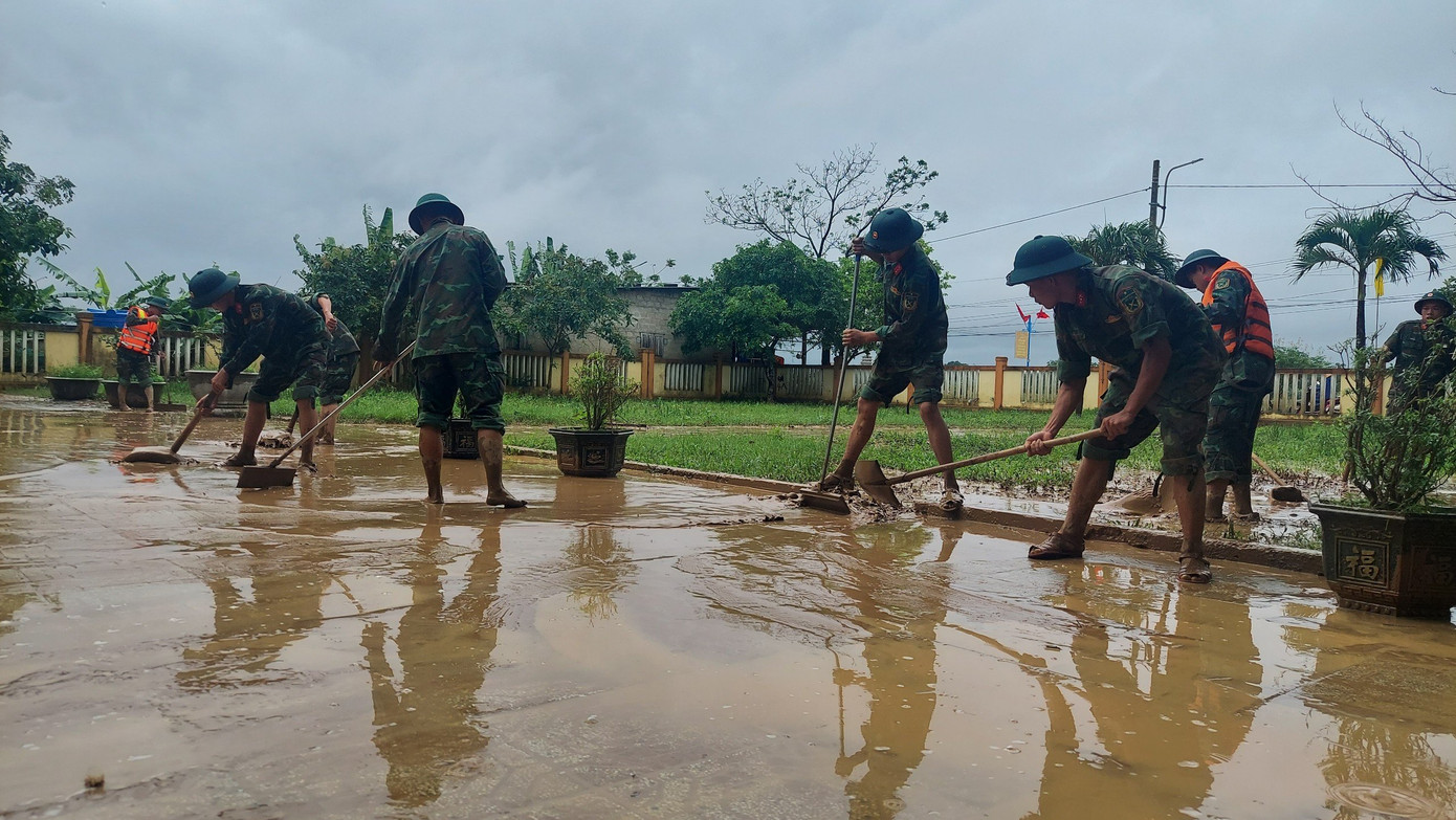 Lực lượng quân đội giúp huyện Cam Lộ làm vệ sinh ngay sau lũ, sáng 14/11. Lực lượng quân đội giúp huyện Cam Lộ làm vệ sinh ngay sau lũ, sáng 14/11.