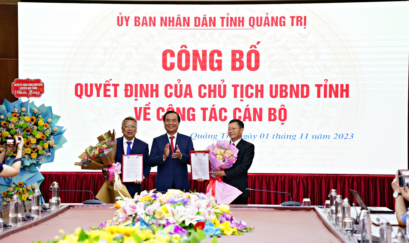 Chủ tịch UBND tỉnh Quảng Trị Võ Văn Hưng trao quyết định và tặng hoa chúc mừng tân Giám đốc Sở Tài nguyên-Môi trường Trần Văn Quảng (bìa phải ảnh} và tân Giám đốc Sở Công Thương Nguyễn Trường Khoa (bìa trái). Chủ tịch UBND tỉnh Quảng Trị Võ Văn Hưng trao quyết định và tặng hoa chúc mừng tân Giám đốc Sở Tài nguyên-Môi trường Trần Văn Quảng (bìa phải ảnh} và tân Giám đốc Sở Công Thương Nguyễn Trường Khoa (bìa trái).