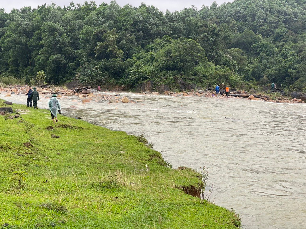 Lực lượng chức năng và người dân đang tích cực tìm kiếm 2 vợ chồng mất tích trong mưa lũ ở Hướng Sơn, Hướng Hóa.