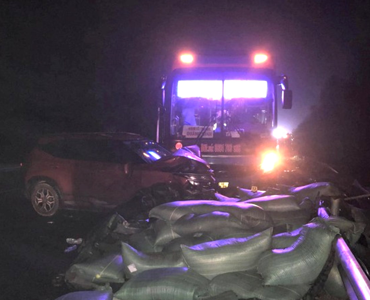 Lái xe ô tô con dừng đỗ làn khẩn cấp để hỗ trợ xe tải bị lật thì bất ngờ bị xe khách tông trúng. Ảnh: CA Lái xe ô tô con dừng đỗ làn khẩn cấp để hỗ trợ xe tải bị lật thì bất ngờ bị xe khách tông trúng. Ảnh: CA