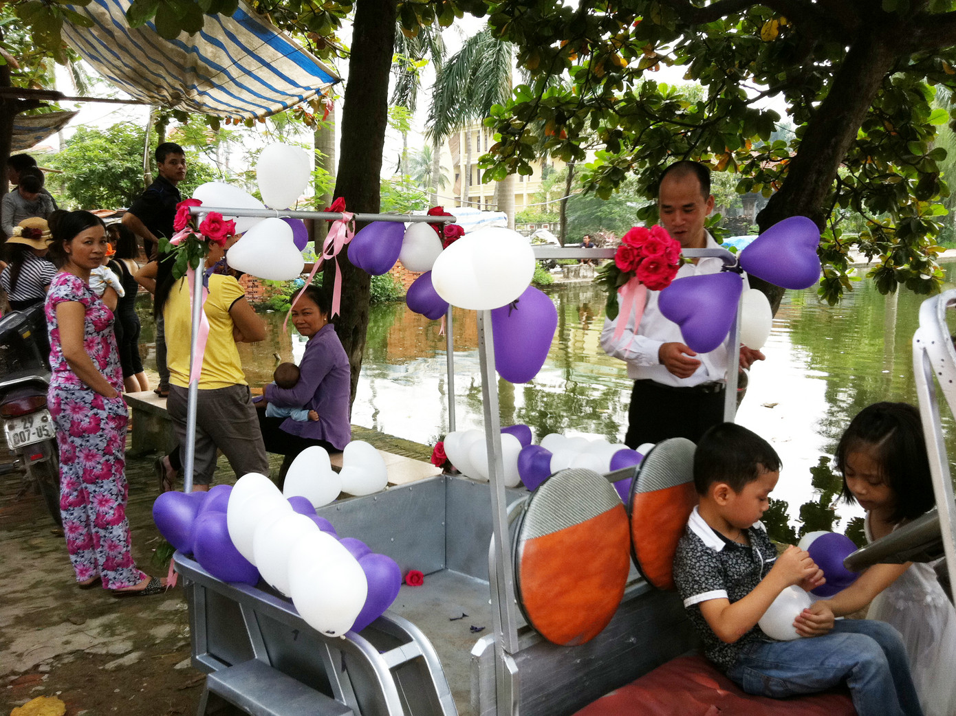 Có cả phù dâu mặc váy trắng 