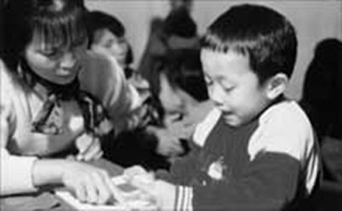 Thần đồng Trần Nam Sơn từng gây xôn xao dư luận khi mới 2 tuổi.. Thần đồng Trần Nam Sơn từng gây xôn xao dư luận khi mới 2 tuổi.