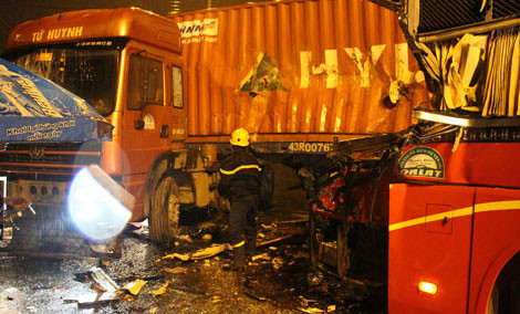 BẢN TIN ATGT: Xe khách tông trực diện xe đầu kéo, tài xế tử vong ảnh 2