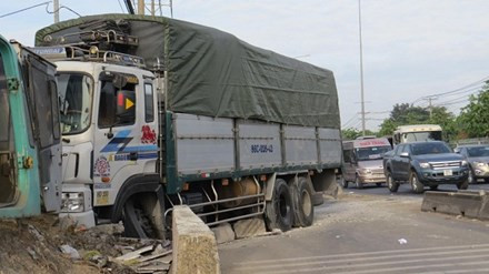 BẢN TIN ATGT: Xe khách tông trực diện xe đầu kéo, tài xế tử vong ảnh 5