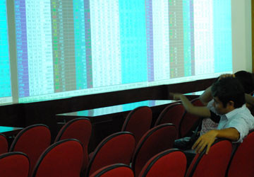 Công ty chứng khoán phụ thuộc rất lớn vào sự lên xuống của thị trường. Ảnh: HTD