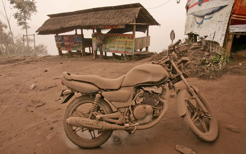 Một chiếc xe máy bị phủi đầy bụi