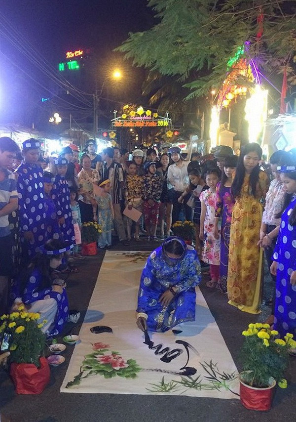 Cô đồ ngồi trên xuồng cho chữ ảnh 2