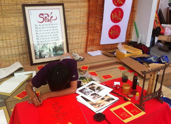 Cô đồ ngồi trên xuồng cho chữ ảnh 3