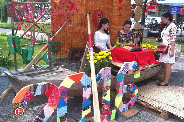 Cô đồ ngồi trên xuồng cho chữ ảnh 1