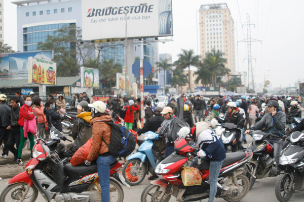 Bến xe Mỹ Đình đông kín người chiều mùng 7 Tết