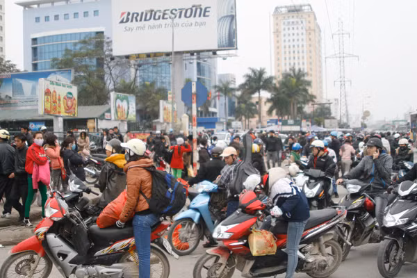 Bến xe Mỹ Đình đông kín người chiều mùng 7 Tết