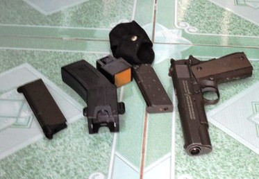 Bắt 3 đối tượng tự ý 'phân lô bán nền', thu súng và dao ảnh 1