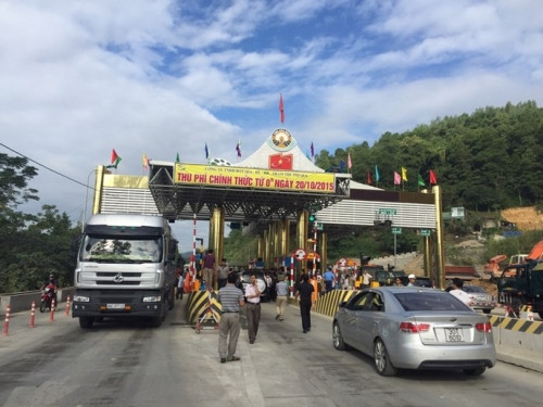 Vì sao dân ùn ùn quây trạm thu phí? ảnh 1