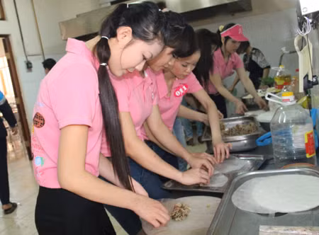Người đẹp trổ tài nội trợ