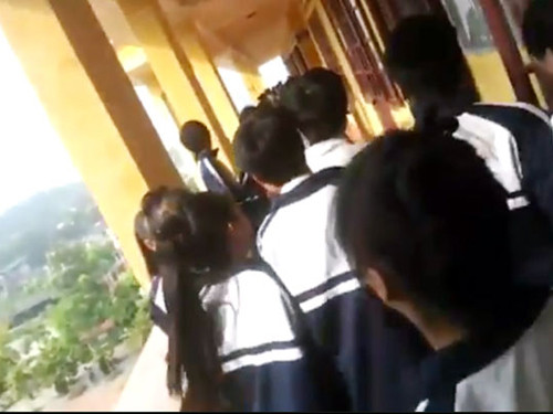 Rất đông học sinh hiếu kỳ chạy theo "cổ vũ". Rất đông học sinh hiếu kỳ chạy theo