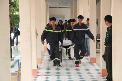 Hơn 7 giờ sáng nay (30/12), xác nạn nhân cuối cùng là em Võ Tấn Tài cũng được đưa về nhà xác bệnh viện 