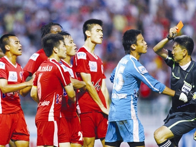 Thủ môn Đậu Ngọc Tân xô đẩy trọng tài Võ Minh Trí .Ảnh: Dương Thu. Thủ môn Đậu Ngọc Tân xô đẩy trọng tài Võ Minh Trí .Ảnh: Dương Thu