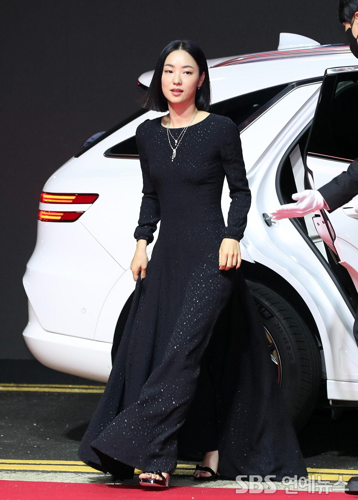 Nam diễn viên Ryu Jun Yeol và người đẹp Jeon Yeo Bin giữ vai trò MC của lễ khai mạc.