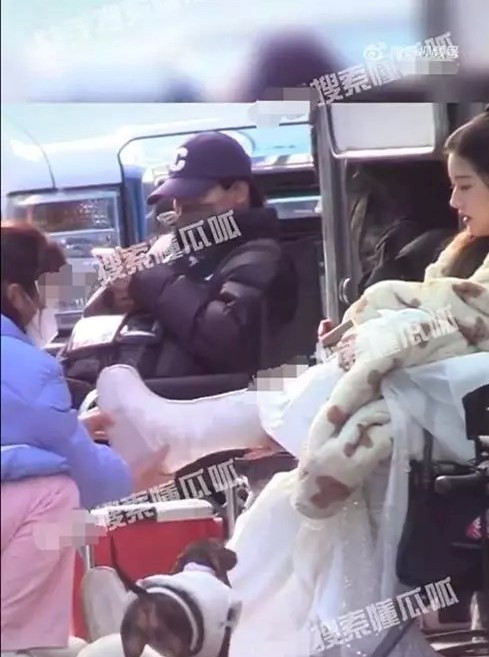 Triệu Lộ Tư gây tranh cãi khi không tự cởi giày mà mải bấm điện thoại. Triệu Lộ Tư gây tranh cãi khi không tự cởi giày mà mải bấm điện thoại.