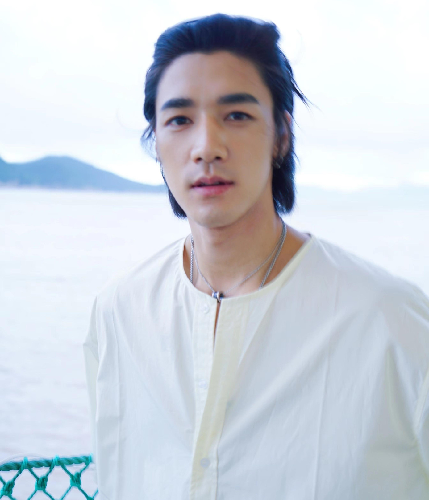 Nam diễn viên sinh năm 1997 Thử Sa sẽ vào vai Quách Tĩnh. Khán giả cho rằng Quách Tĩnh bản mới có gương mặt lạ, mang nhiều nét tây nên già trước tuổi. Nam diễn viên sinh năm 1997 Thử Sa sẽ vào vai Quách Tĩnh. Khán giả cho rằng Quách Tĩnh bản mới có gương mặt lạ, mang nhiều nét tây nên già trước tuổi.