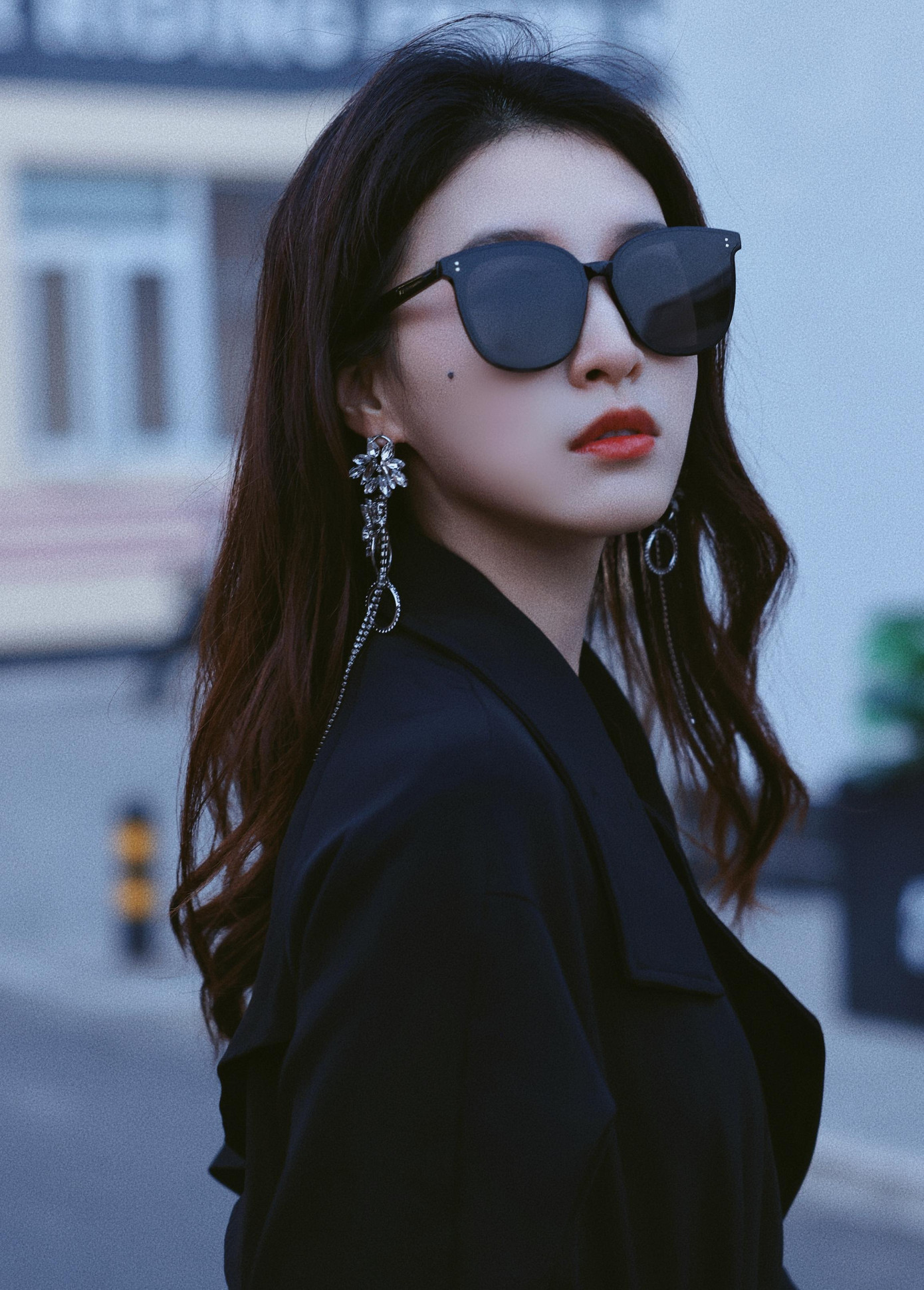 Đỗ Vũ Thần sinh năm 1993 từng học ngành Hàng không. Năm 2012, cô góp mặt trong bộ phim truyền hình Anh hùng, sau đó bắt đầu bước chân vào giới nghệ thuật. Đỗ Vũ Thần từng tham gia Thiếu niên tứ đại danh bổ, Năm tháng vội vã: Đã lâu không gặp, Trí mạng luân hồi, Yêu em từ cái nhìn đầu tiên (bản điện ảnh), Hương mật tựa khói sương, Muốn nhìn em mỉm cười, Cẩm Tú Nam Ca, Kết hôn rồi bắt đầu yêu, Khuynh thành diệc thanh hoan.