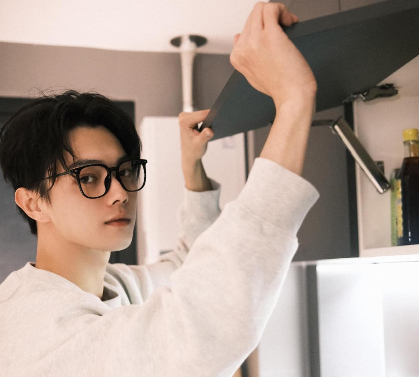 Hứa Khải bị đánh giá là &quot;diễn viên công nghiệp&quot; khi liên tục đóng phim như một cái máy.