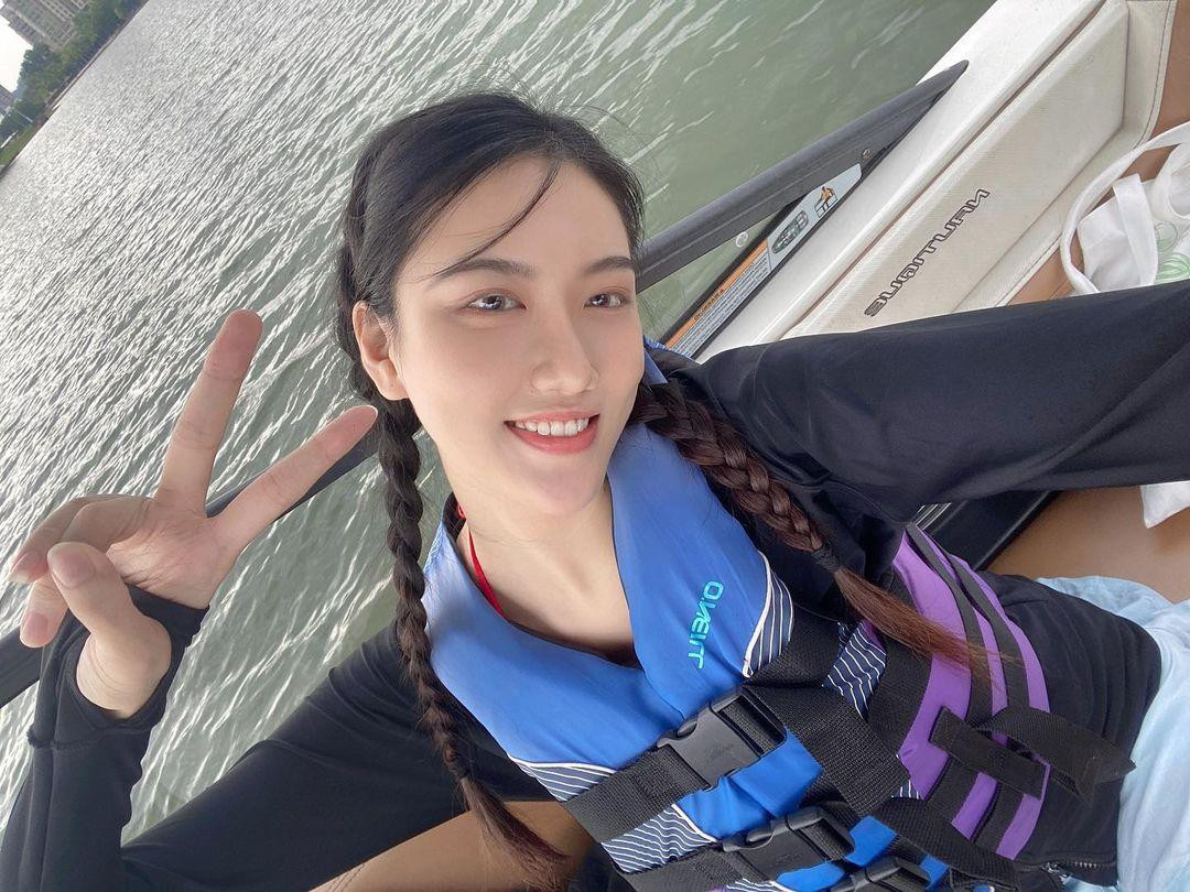 Song, khi chia sẻ clip, Lebara không giải thích rõ mà tạo tình huống giống cô và nam diễn viên hơn 43 tuổi đã quen biết từ lâu. Người đẹp 26 tuổi không phản hồi ngay khi vướng tin là "bồ nhí" của Tăng Chí Vỹ hay là người mẫu được sao nam lăng xê. Sau nhiều ngày, cô cho biết không phản cảm trước hành vi của Tăng Chí Vỹ.