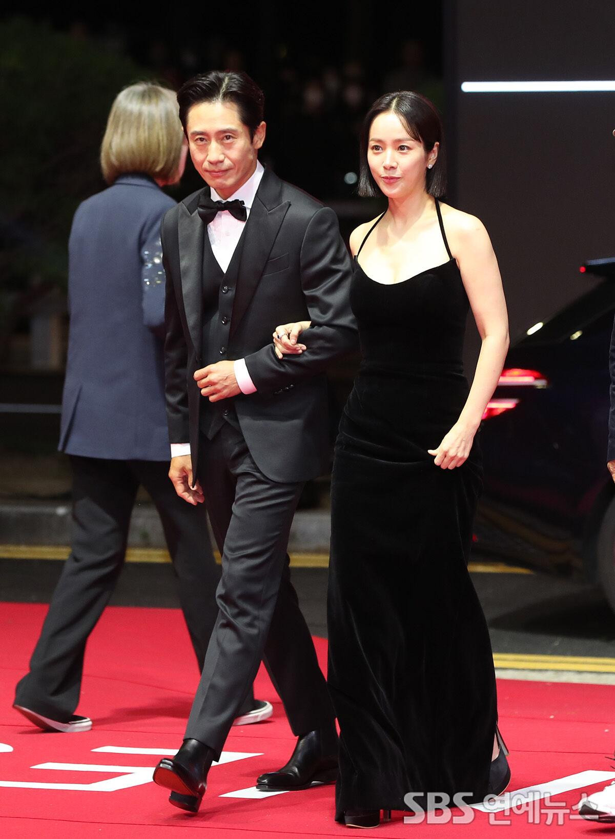 Nữ diễn viên Han Ji Min sánh đôi bên tài tử Shin Ha Kyun trên thảm đỏ.