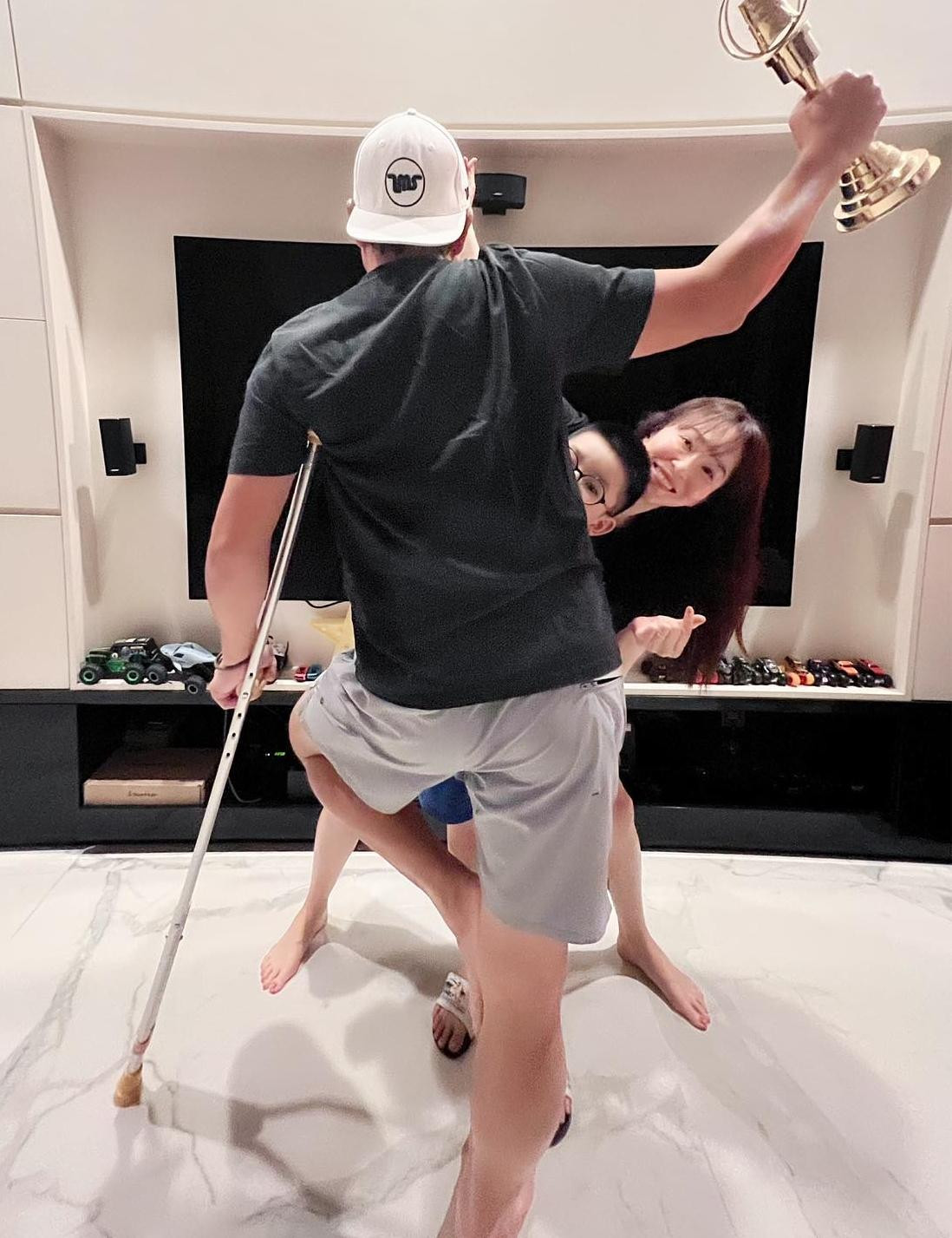 Lý Minh Thuận được vinh danh ở hạng mục Nam diễn viên phụ xuất sắc với tác phẩm Khu vực nguy hiểm. Tuy nhiên, anh không thể tới nhận giải thưởng do bị chấn thương ở chân. Anh đã chia sẻ hình ảnh ăn mừng chiếc cup danh giá cùng bà xã Phạm Văn Phương và con trai.