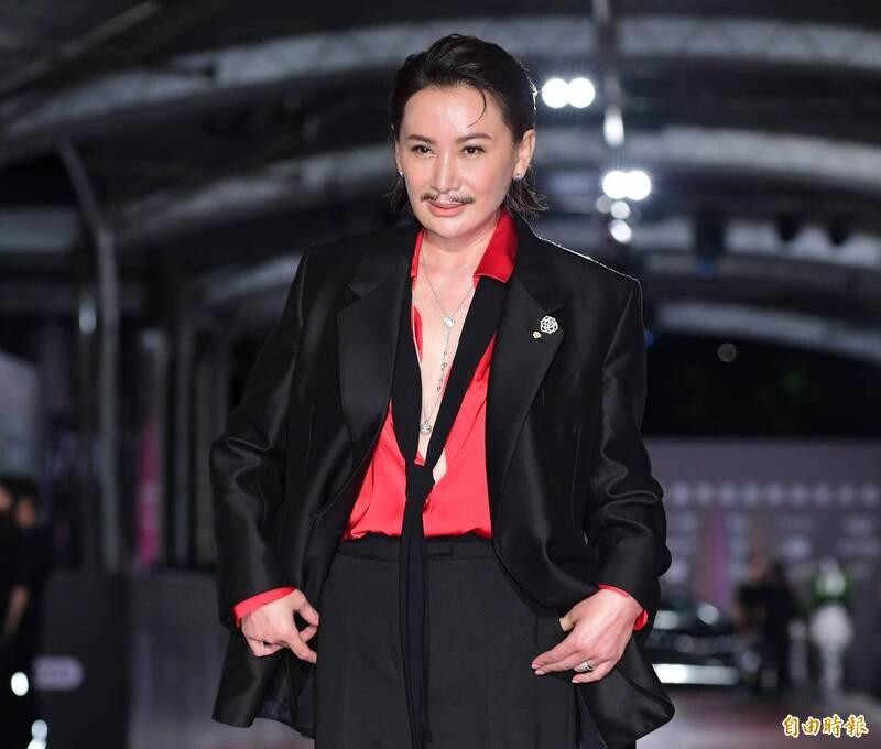 Theo Yahoo Taiwan, chiến thắng của Trần Á Lan tạo dấu mốc quan trọng, khi bà trở thành minh tinh đầu tiên được vinh danh Thị đế trong lịch sử Kim Chung. Giải thưởng cho thấy sự phá cách, sáng tạo không giới hạn của điện ảnh xứ Đài. Trần Á Lan sinh năm 1965. Bà là diễn viên Kinh kịch nổi tiếng của Đài Loan.