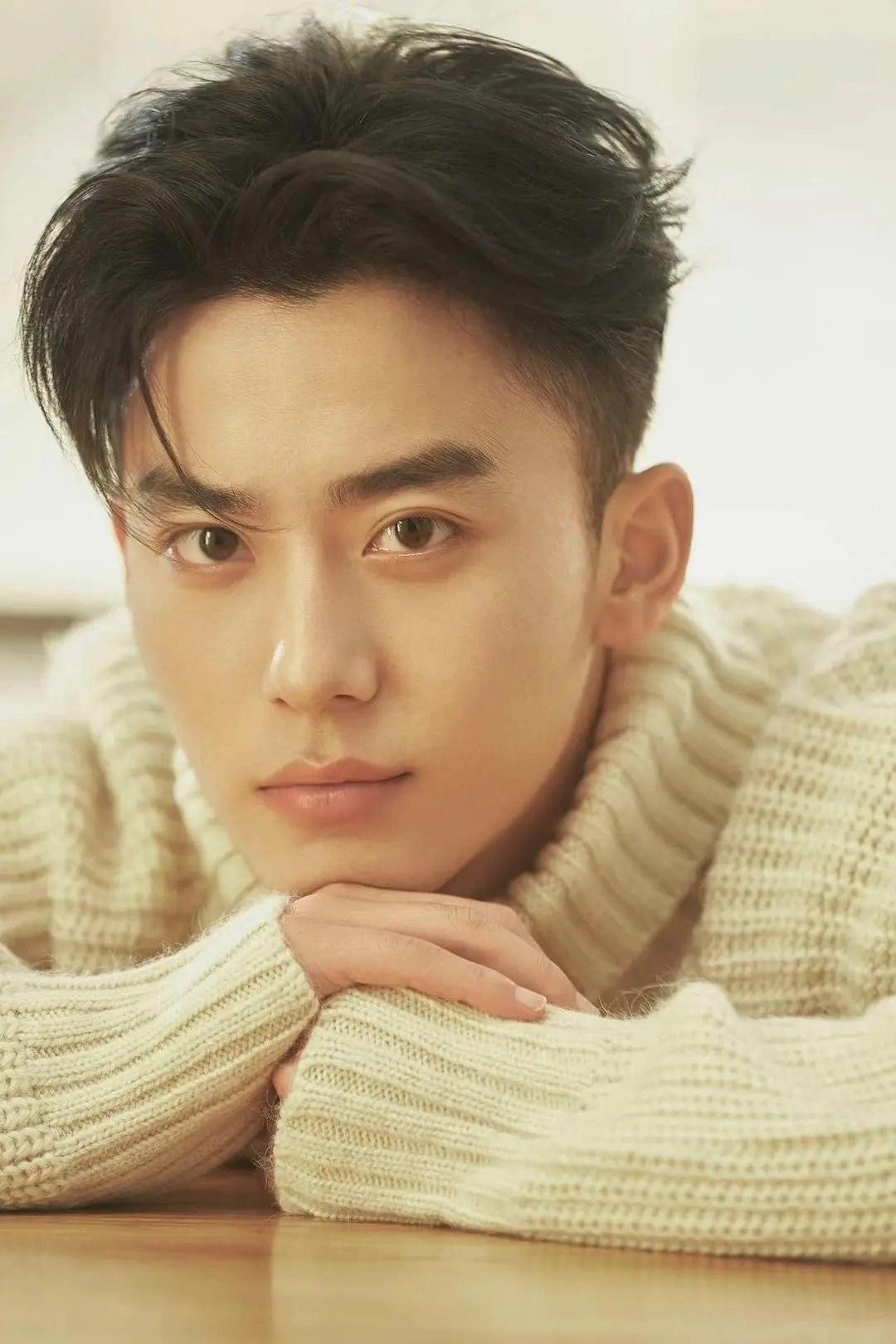 Theo Sina, mới đây, đoàn phim Thần điêu đại hiệp 2022 đã công bố dàn diễn viên. Ngoài vai nữ chính Tiểu Long Nữ do Vương Tử Thuần đảm nhiệm, nhân vật thủ vai Dương Quá cũng được quan tâm. Nam diễn viên sinh năm 1998 Triệu Hoa Vi là người được giao cơ hội hiếm có này.